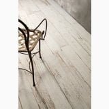 Gresie Blendart White 60x60 cm – ambient, pardoseala imitatie lemn alb cu scaun metalic decorativ