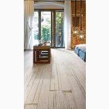 Gresie Blendart Natur 15x120 cm – ambient dormitor, dormitor cu pardoseala lemn deschis, cufar si perete caramida