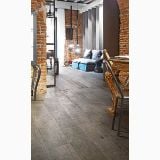 Gresie Blendart Grey 15x120 cm – ambient living, living industrial cu pereti caramida, pardoseala gresie gri