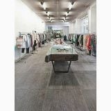 Gresie Blendart Grey 60x60 cm – ambient comercial, showroom haine cu pardoseala gresie gri mata
