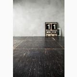 Gresie Blendart Dark 15x120 cm – ambient, pardoseala intunecata cu calendar decorativ langa perete gri