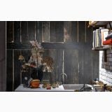 Gresie Blendart Dark 15x120 cm – ambient bucatarie, perete lambriuri intunecate cu rafturi carti si obiecte vechi