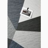 Gresie Digitalart Denim 15x60 cm – pardoseala geometrica gri cu polaroid asezat deasupra