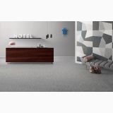 Gresie Digitalart Grey 60x60 cm – ambient comercial, receptie hotel cu birou lemn si perete geometric, pe pardoseala