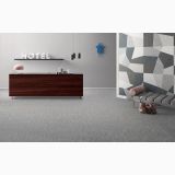 Gresie Digitalart Grey 30x60 cm – ambient comercial, receptie hotel cu birou lemn si perete decorativ, pe pardoseala
