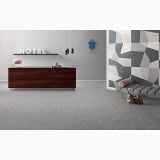 Gresie Digitalart Grey 90x90 cm – ambient comercial, receptie hotel cu pardoseala gri si perete decorativ geometric