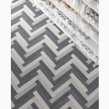 Gresie Digitalart Denim 15x60 cm – ambient comercial, pardoseala model chevron gri intr-un showroom cu rafturi