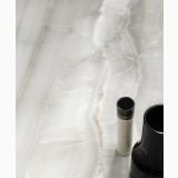 Gresie Akoya White Mat 60x120 cm – detaliu, detaliu textura marmorata alb-crem cu obiecte decorative