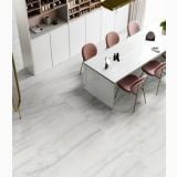 Gresie Akoya White Lucios 30x60 cm – ambient living, living cu masa marmura si scaune roz, pardoseala gresie alba