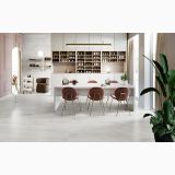 Gresie Akoya Silver Lucios 30x60 cm – ambient comercial, salon frumusete cu pardoseala gri deschis si scaune roz