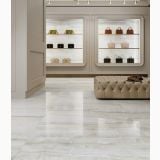 Gresie Akoya White Lucios 7.3 x 29.6 cm – ambient comercial, showroom cu vitrine genti si podea lucioasa alba, pe pardoseala