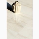 Gresie Akoya Ivory Lucios 30x60 cm – ambient, vaza decorativa pe pardoseala lucioasa cu reflexie