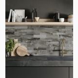 Gresie Akoya Ocean Lucios 7.3 x 29.6 cm – ambient bucatarie, bucatarie moderna cu blat negru si perete decorativ texturat