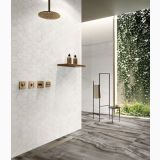 Gresie Akoya Ocean Mat 7.3 x 29.6 cm – ambient baie, baie moderna cu perete hexagonal alb si gresie gri, pe pardoseala