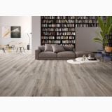 Gresie Barkwood Ash 20x120 cm – ambient living, living modern cu canapea gri si biblioteca neagra, pe pardoseala