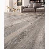 Gresie Barkwood Ash 30x180 cm – ambient living, living modern cu canapea gri si pardoseala lemnoasa