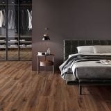 Gresie Barkwood Cherry 30x180 cm – ambient dormitor, dormitor elegant cu pardoseala lemn si pat tapitat