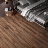 Gresie Barkwood Cherry 20x120 cm – ambient dormitor, dormitor cu pat gri si pardoseala lemn maro