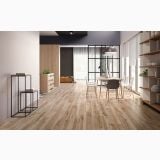 Gresie Barkwood Natural 30x180 cm – ambient living, living cu masa scaune si pardoseala lemn deschis