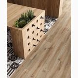 Gresie Barkwood Natural 30x120 cm – ambient living, pardoseala lemn langa mozaic decorativ si jardiniera cu plante