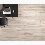 Gresie Barkwood White 30x180 cm – ambient living, vedere de sus birou cu scaun negru pe parchet, pe pardoseala