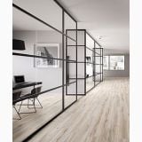 Gresie Barkwood White 30x120 cm – ambient living, spatiu open-space cu partitii sticla si pardoseala lemn deschis