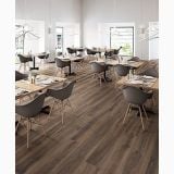 Gresie Barkwood Burnt 30x120 cm – ambient comercial, restaurant cu mese scaune negre si pardoseala lemn