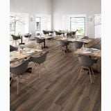Gresie Barkwood Burnt 20x120 cm – ambient comercial, restaurant modern cu scaune negre si pardoseala lemn