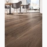 Gresie Barkwood Burnt 30x120 cm – ambient living, living cu masa scaune si pardoseala lemn maro