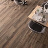 Gresie Barkwood Burnt 30x180 cm – ambient living, zona de dining cu scaune moderne pe gresie imitatie lemn, pe pardoseala