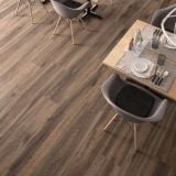 Gresie Barkwood Burnt 20x120 cm – ambient living, masa cu scaune pe pardoseala imitatie lemn
