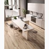 Gresie Barkwood Honey 30x180 cm – ambient bucatarie, bucatarie moderna cu insula, pardoseala lemn deschis