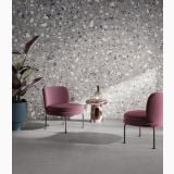 Gresie Deconcrete Micro Grey 60x60 cm – ambient living, living cu fotolii roz si masa laterala, pe perete