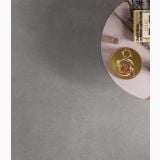 Gresie Deconcrete Micro Grey 60x60 cm – detaliu, gresie gri texturata cu farfurie roz si cana aurie