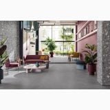 Gresie Deconcrete Micro Grey 90x90 cm – ambient living, living modern cu canapea bordo si pereti terrazzo, pe pardoseala