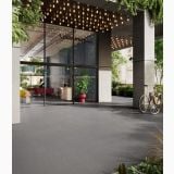Gresie Deconcrete Micro Grey 60x60 cm – ambient exterior, intrare hotel cu pardoseala gri, plante si biciclete