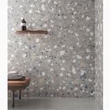 Gresie Deconcrete Medium Grey 60x60 cm – ambient baie, baie cu perete terrazzo, etajera lemn si prosoape