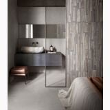 Gresie Deconcrete Micro Pearl 60x60 – ambient baie, baie moderna cu oglinda, lavoar piatra si perete lemn, pe pardoseala