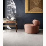 Gresie Deconcrete Micro Pearl 90x90 cm – ambient living, living modern cu canapea roz si masuta lemn, pe pardoseala
