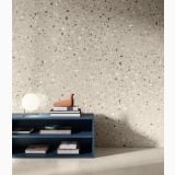 Gresie Deconcrete Medium Sand 90x90cm – ambient living, perete terrazzo cu comoda albastra si obiecte decorative