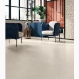 Gresie Deconcrete Micro Sand 60x60 cm – ambient living, living cu fotolii albastre catifelate si masuta cupru, pe pardoseala