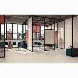 Gresie Deconcrete Micro Sand 60x60 cm – ambient comercial, spatiu birou open cu pereti sticla si accente rosii, pe pardoseala