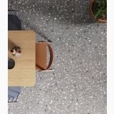 Gresie Deconcrete Medium Grey 60x60 cm – ambient living, pardoseala gri terrazzo cu masa lemn si scaun