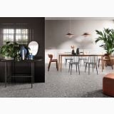 Gresie Deconcrete Medium Grey 60x60 cm – ambient living, sufragerie moderna cu masa lemn si scaune negre, pe pardoseala