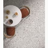 Gresie Deconcrete Medium Pearl 60x60 cm – ambient living, masa rotunda cu scaune pe pardoseala terrazzo