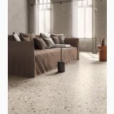 Gresie Deconcrete Medium Sand 90x90cm – ambient living, living cu canapea maro si pardoseala terrazzo deschisa