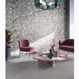 Gresie Deconcrete Micro Grey 90x90 cm – ambient living, living modern cu fotolii roz si perete terrazzo, pe pardoseala