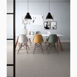 Gresie Fineart Ecru 60x60 cm – ambient living, living cu masa alba si scaune colorate, pardoseala gri