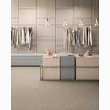 Gresie Fineart Pearl 60x60 cm – ambient comercial, showroom cu haine pe umerase si pardoseala gresie