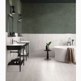 Gresie Lakewood White 20x120 cm – ambient baie, baie eleganta cu cada freestanding si pereti verzi, pe pardoseala